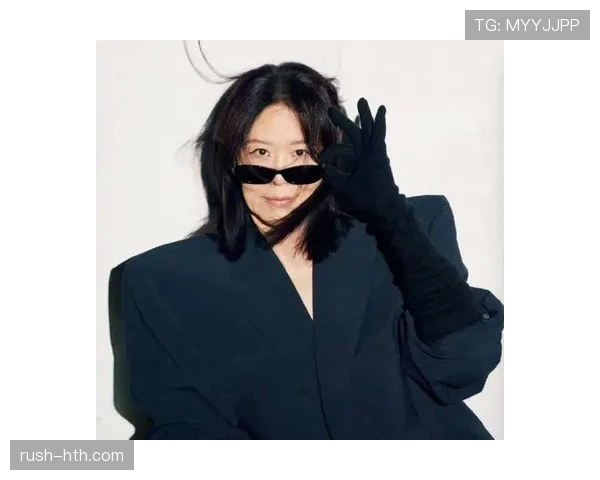 小区门口遇到郎平——穿得随意但那买菜袋散发着贵气，普通人瞬间尴尬