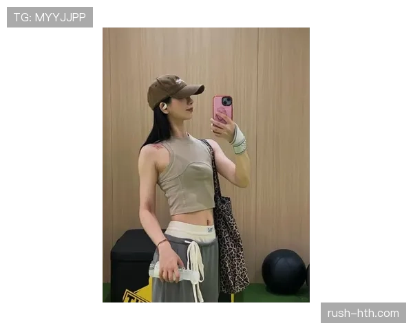 看杨倩镜中自拍，背后那排高端训练器把我整个人吓傻了